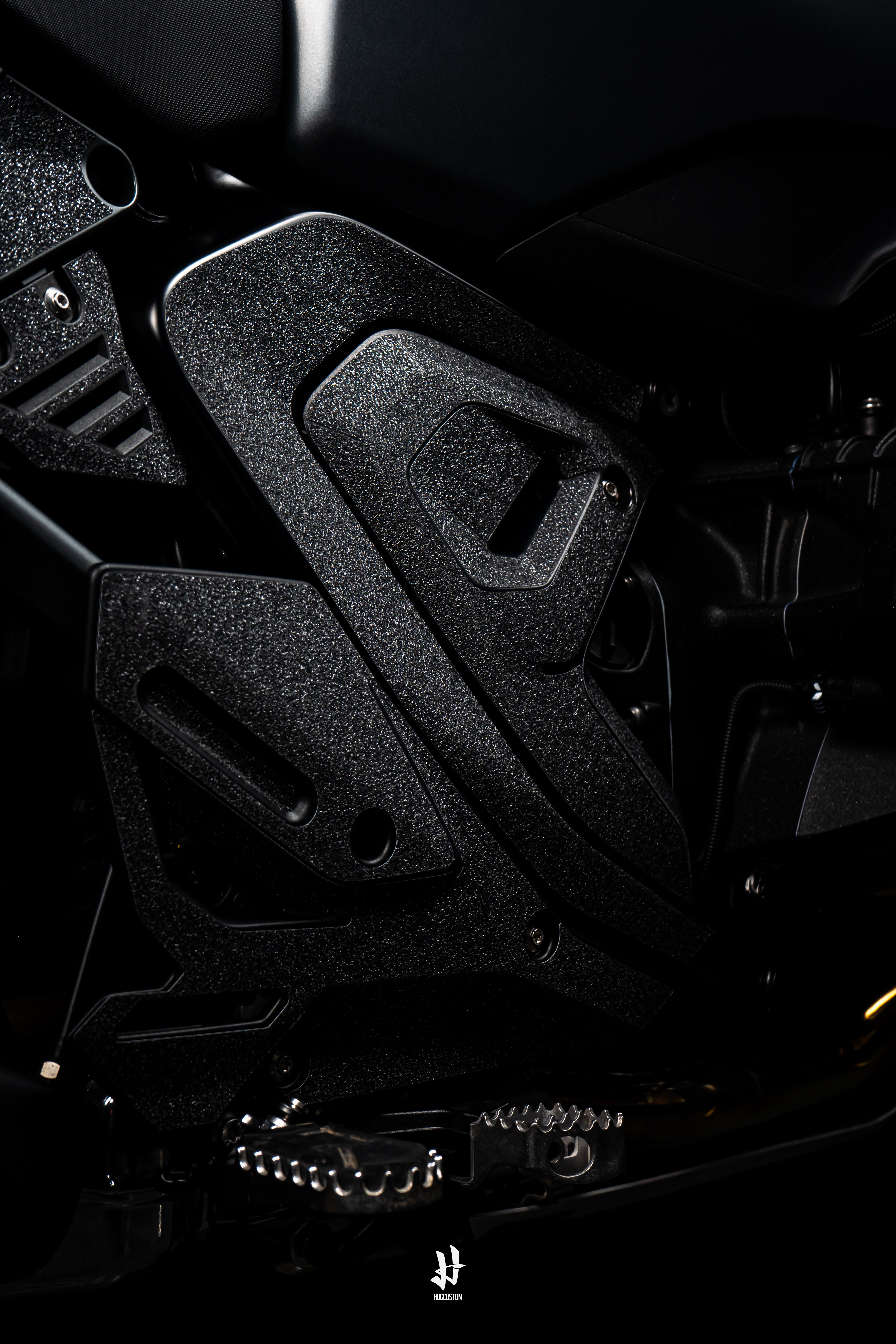 HUGSHIELD™ Mid-Frame Protector for R1300GS/GSA 2024-2025 - HUGSTICKERCUSTOM 