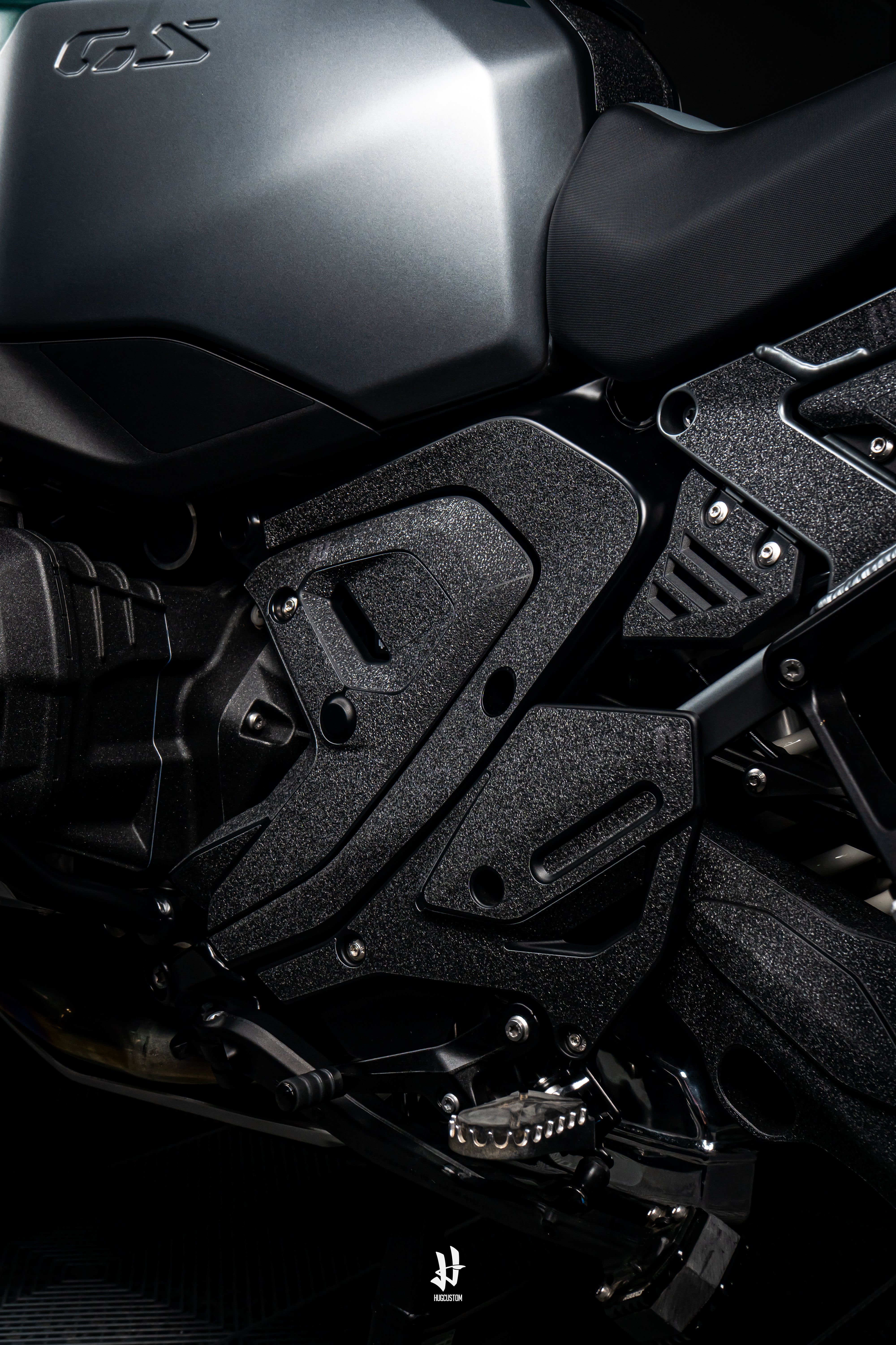 HUGSHIELD™ Mid-Frame Protector for R1300GS/GSA 2024-2025 - HUGSTICKERCUSTOM 