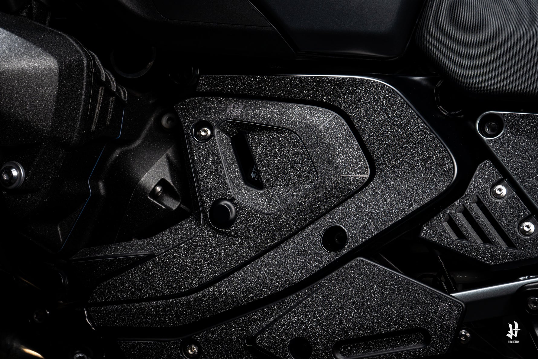 HUGSHIELD™ Mid-Frame Protector for R1300GS/GSA 2024-2025 - HUGSTICKERCUSTOM 