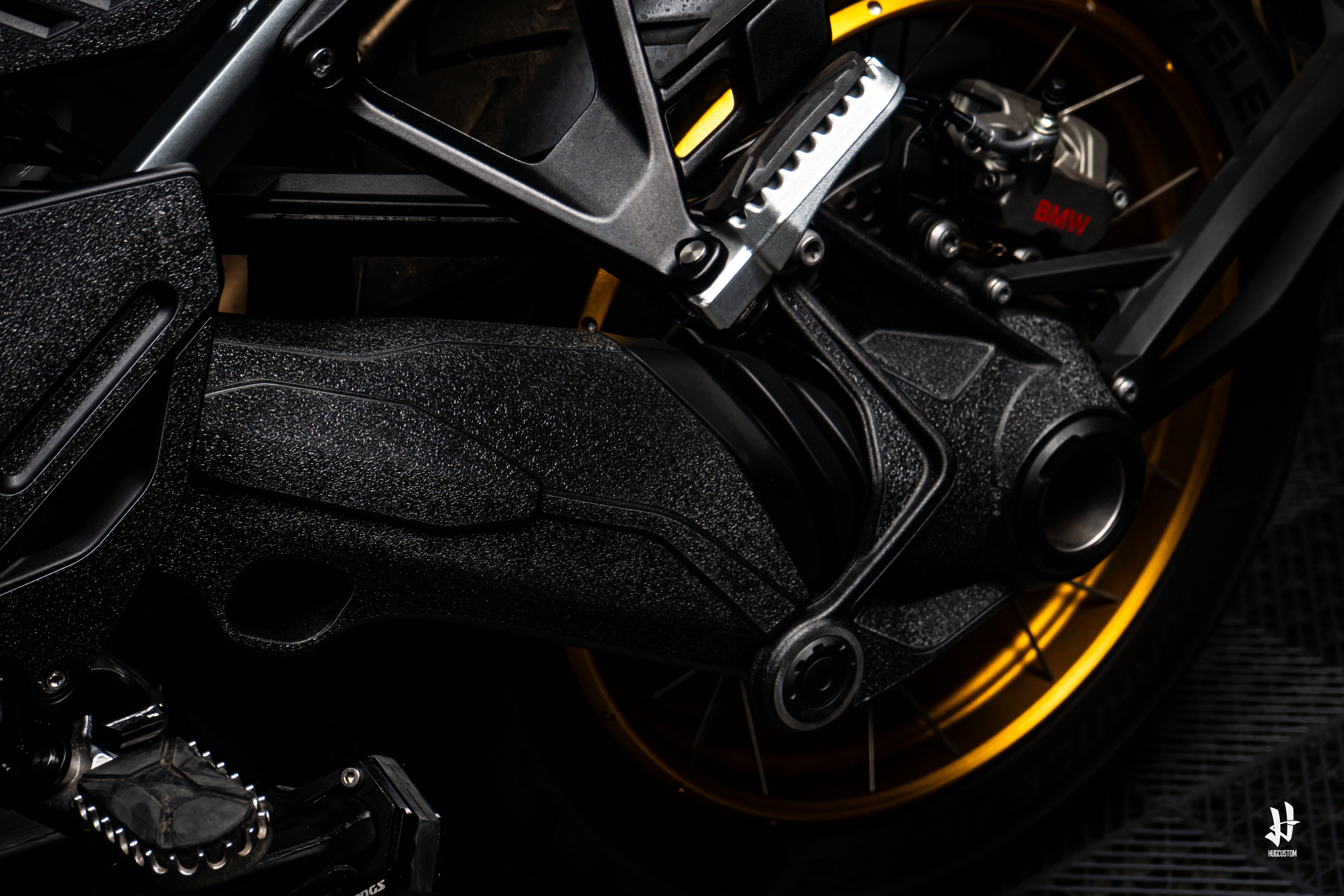 HUGSHIELD™ Swingarm Protector for R1300GS/GSA 2024-2025 - HUGSTICKERCUSTOM 