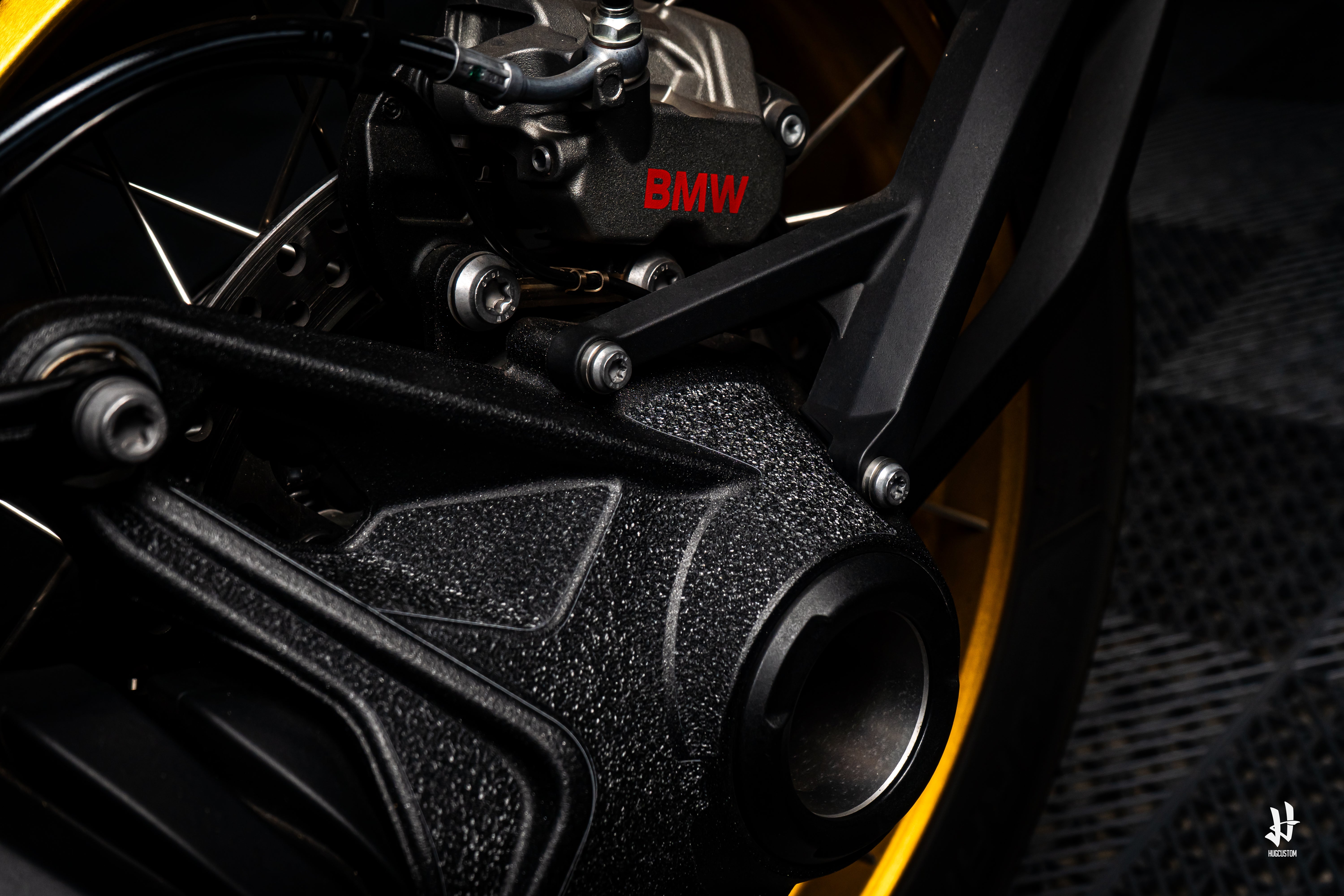 HUGSHIELD™ Swingarm Protector for R1300GS/GSA 2024-2025 - HUGSTICKERCUSTOM 