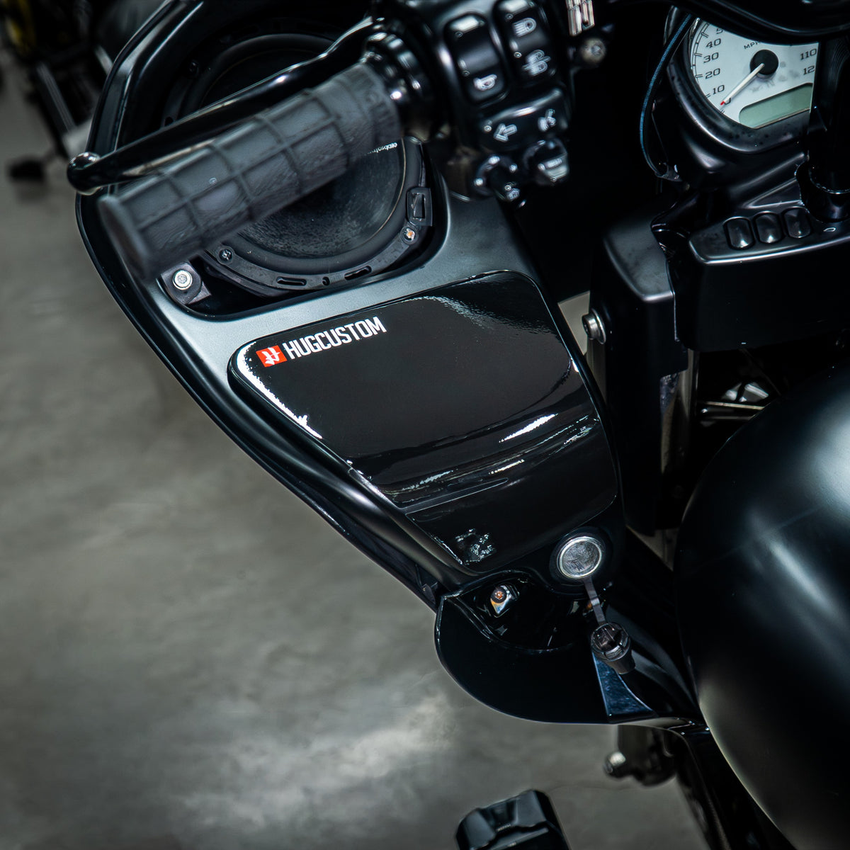 Media Door for Touring RG SG / CVO (FLTRXST FLHXST) 2015-2023 - 'Black' Design - HUGSTICKERCUSTOM